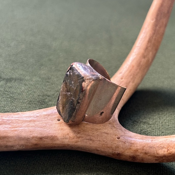 Raw Laboradite statement ring - Picture 2 of 4